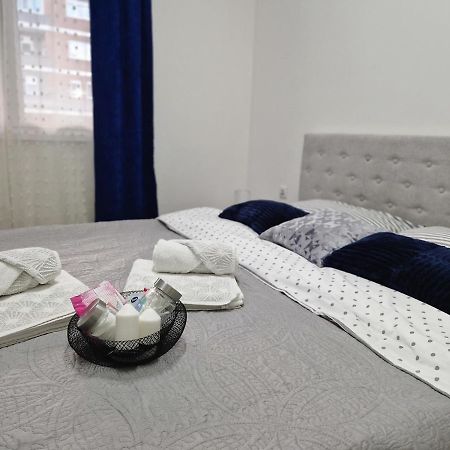 Apartman Astra 斯雷姆斯卡米特罗维察 外观 照片