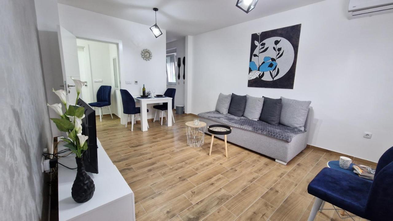Apartman Astra 斯雷姆斯卡米特罗维察 外观 照片