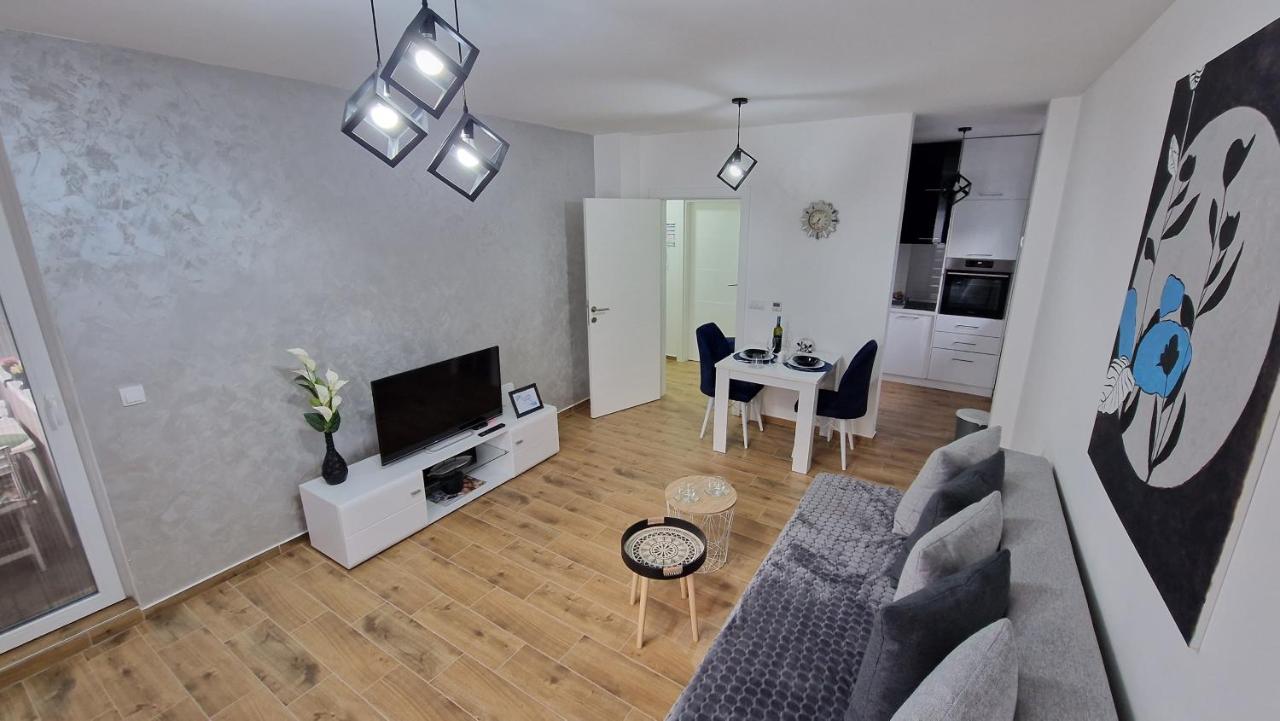 Apartman Astra 斯雷姆斯卡米特罗维察 外观 照片