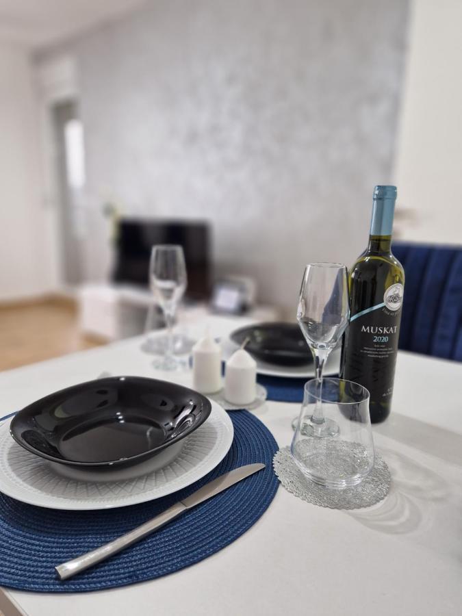 Apartman Astra 斯雷姆斯卡米特罗维察 外观 照片