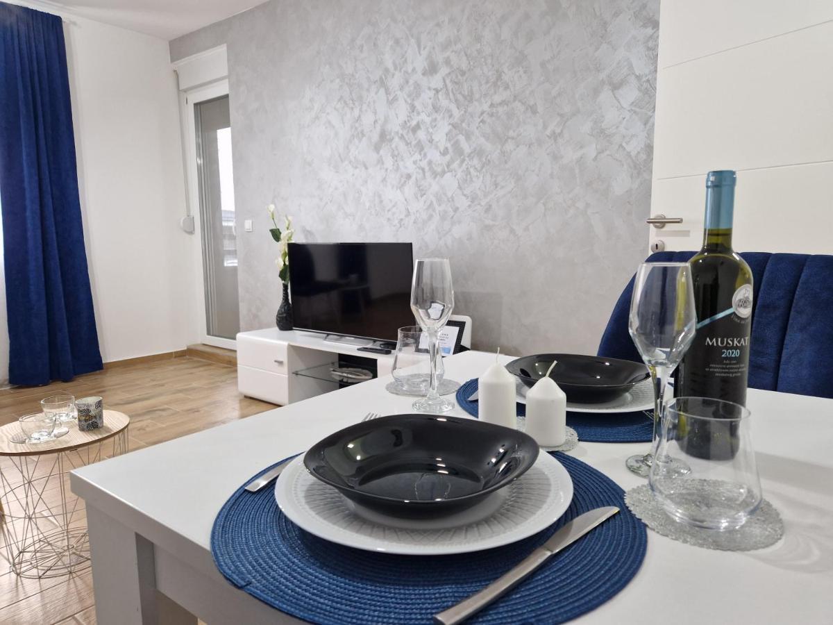 Apartman Astra 斯雷姆斯卡米特罗维察 外观 照片