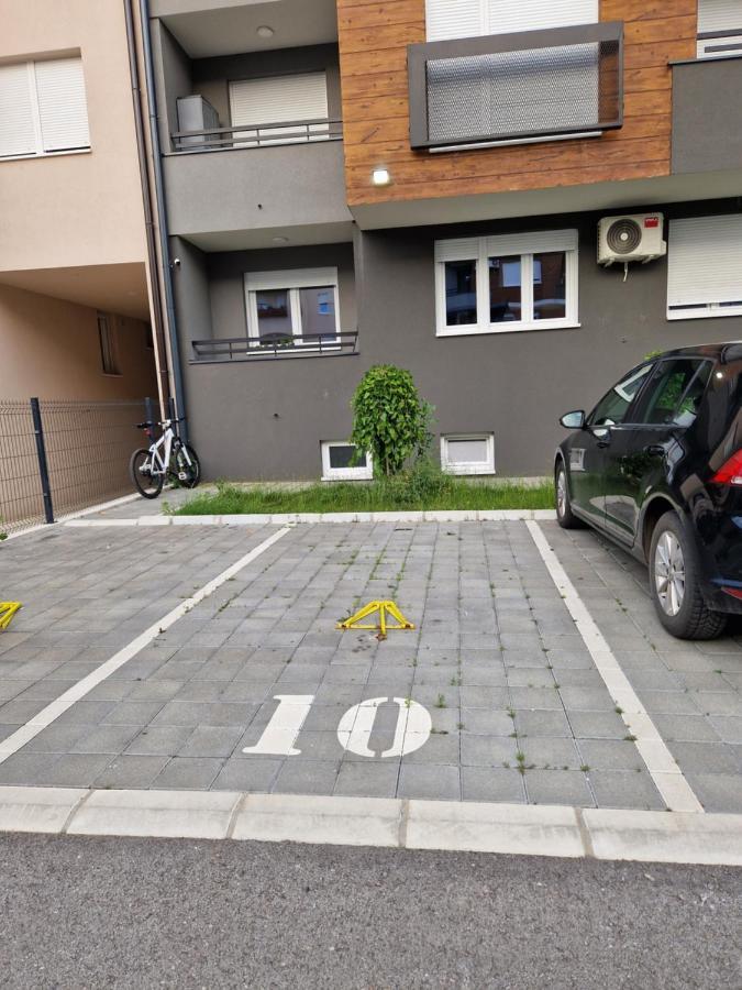 Apartman Astra 斯雷姆斯卡米特罗维察 外观 照片